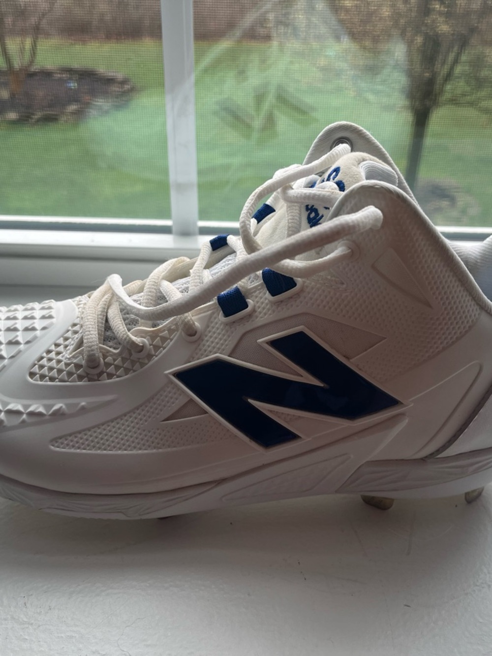 New Balance Mens White and Navy Baseball Cleats